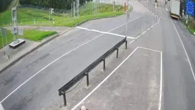 Serbest bırakılan muhalif lider, ülkeyi terk etmeyi reddedince "ortada kaldı"