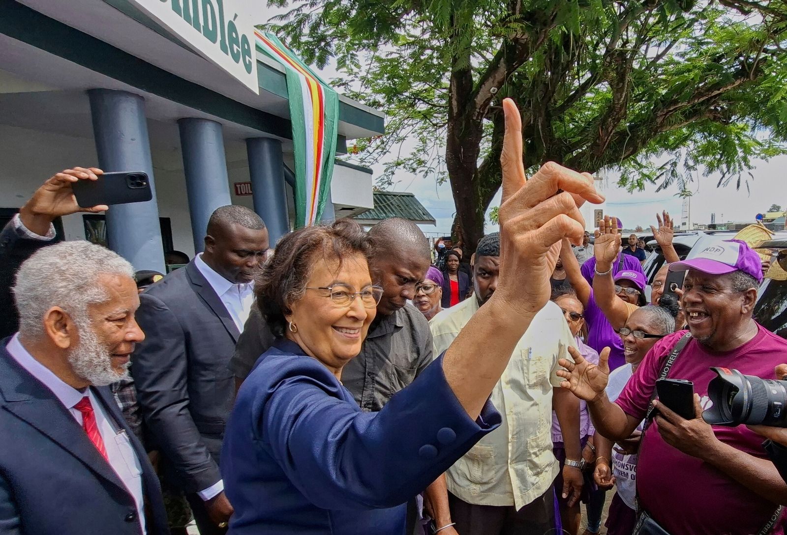 Surinam'da ilk kez bir kadın devlet başkanı seçildi