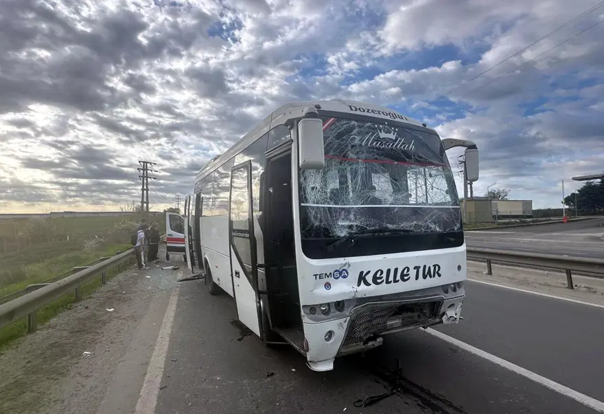 İki servis aracı çarpıştı: 5’i askeri personel, 16 yaralı 