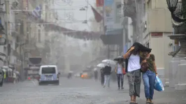 Yağışlı hava İstanbul'u terk ediyor
