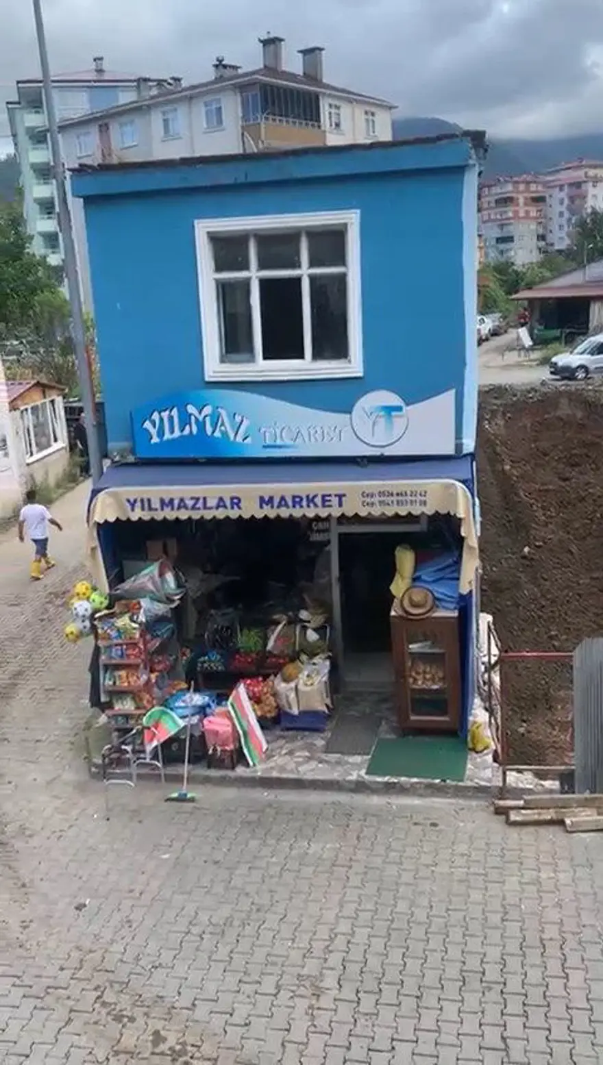 Temel kazısı marketi yuttu! Artvin’de yıkılan binada birkişi yaralandı 1