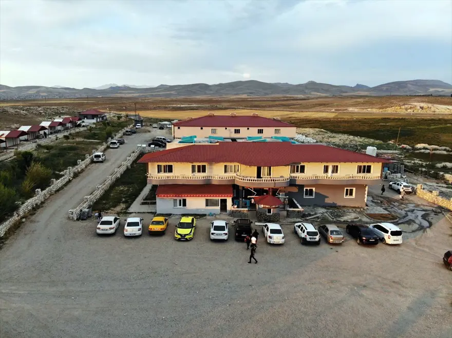 Şifa kaynağı Diyadin Kaplıcaları'nda işletmeciler yoğun ilgiden talebe yetişemiyor 10