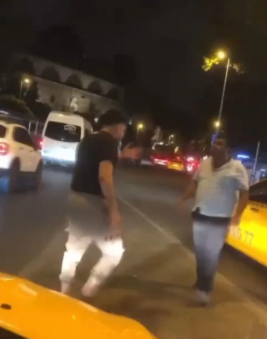 Beşiktaş’ta taksiciler yol ortasında kavga etti Beşiktaş’ta taksiciler yol ortasında kavga etti