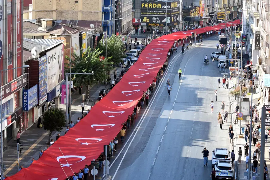 İzmir'de 350 metrelik bayrakla zafer yürüyüşü İzmir'de 350 metrelik bayrakla zafer yürüyüşü