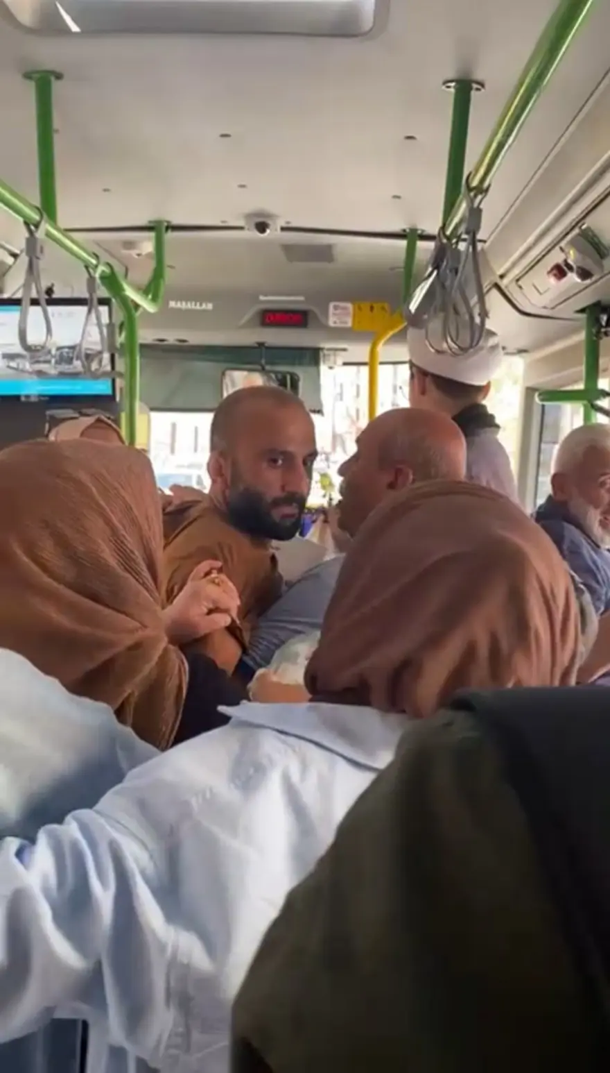 İETT otobüsünde "kart basma" kavgası: Şoförün kafasına yumruk attı 1