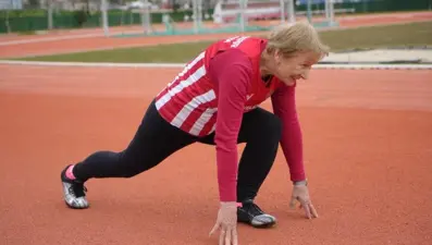 82 yaşındaki Antalyalı atlet pistlerin tozunu attırıyor: Hedefi Avrupa şampiyonluğu