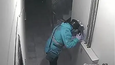 Pizza kuryesi pizzaya tükürürken kameraya yakalandı