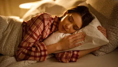 Dr. Mehmet Öz ısrarla önerdi! Sabaha kadar deliksiz uykunun sırrı: Çarşafın altına bir tane koymak yetiyor