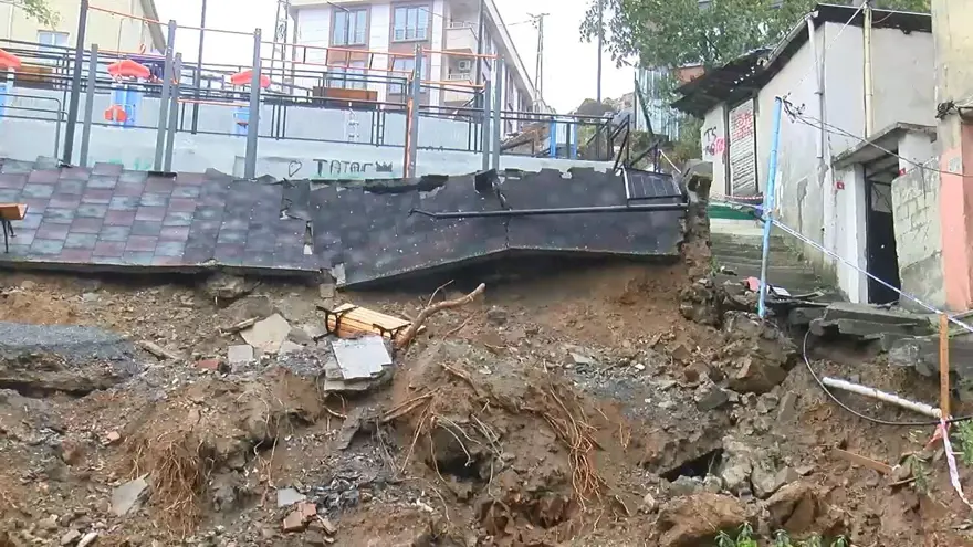 EYÜPSULTAN’DA TOPRAK KAYMASI 11