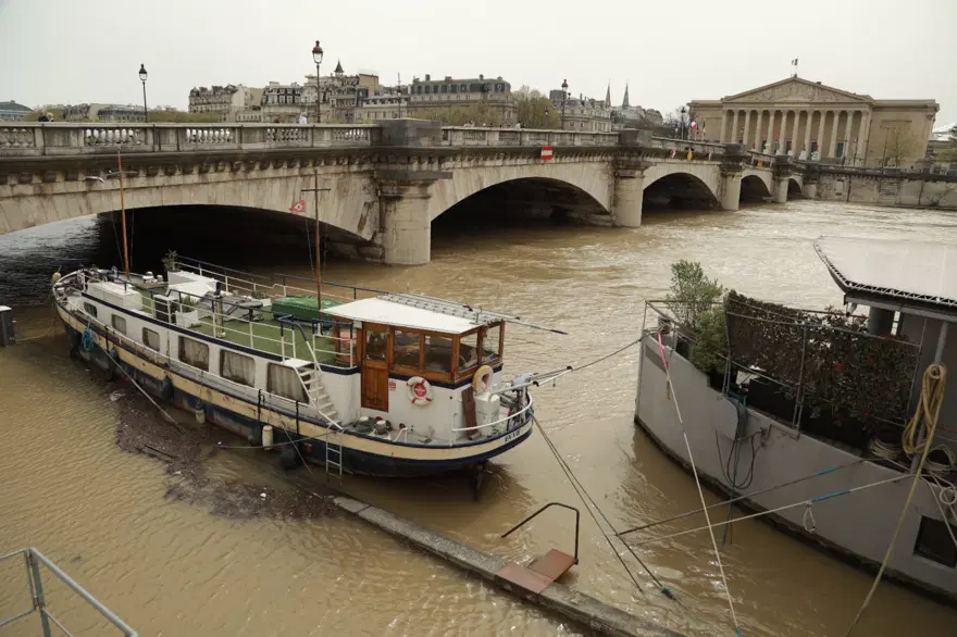 Paris'te Seine Nehri yükseldi 3