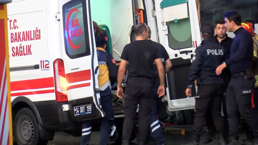 Bakırköy'de çevik kuvvet otobüsü üst geçide çarptı 2