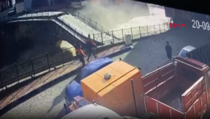 Artvin'de tarihi köprünün yıkılma anı kamerada