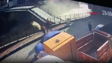 Artvin'de tarihi köprünün yıkılma anı kamerada