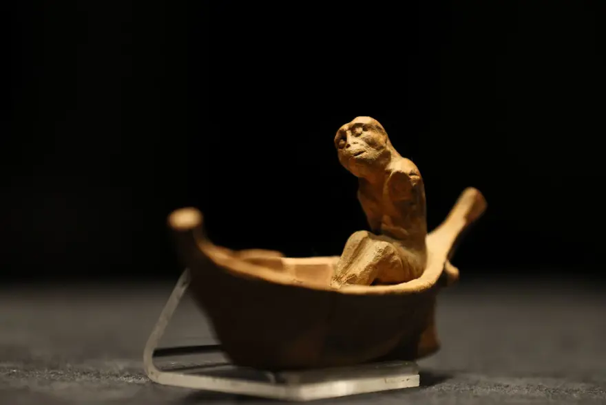 "Ölülerin kayıkçısı"nın heykelciği İzmir'de sergileniyor 4