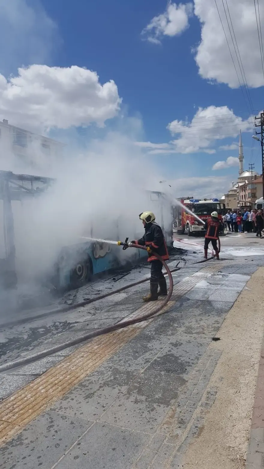 Halk otobüsü alev alev yandı 