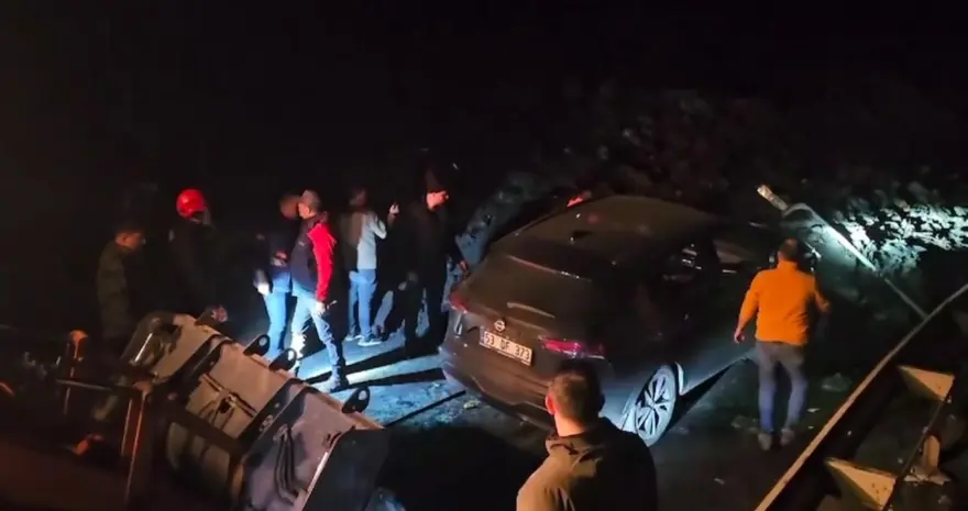 Artvin'de heyelan: Karadeniz Sahil Yolu'nun tek şeridi ulaşıma açıldı 14