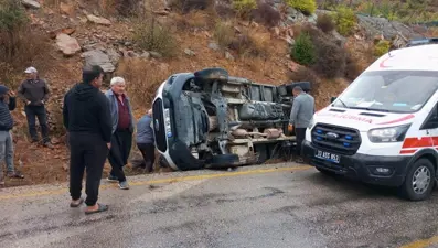 Mersin'de kamyonet devrildi: Üç yaralı