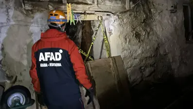 Tek katlı ev çöktü, yaşlı adam yaralandı