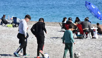 Antalya'da şubatta yazdan kalma gün