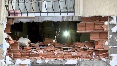 İstanbul'da patlayan rögar evin duvarını yıktı
