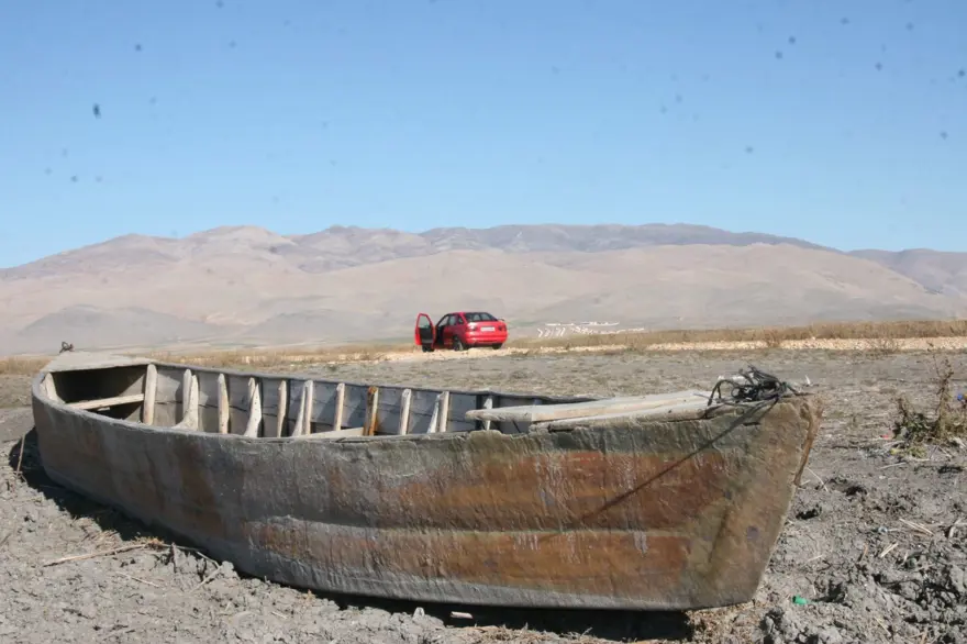 Eber Gölü'ndeki suların çekilmesiyle kayık mezarlığı oluştu 5