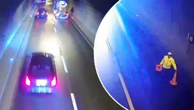 Cumhurbaşkanı Erdoğan'ın konvoyu geçmeden bir dakika öncesi! Polislerin dikkati kazayı önledi