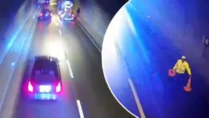 Cumhurbaşkanı Erdoğan'ın konvoyu geçmeden bir dakika öncesi! Polislerin dikkati kazayı önledi