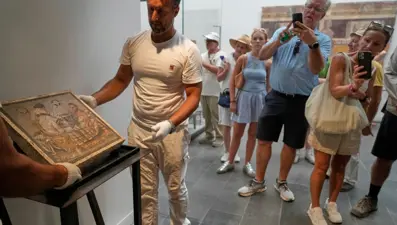 80 yıllık sır çözüldü: Çalınan erotik mozaik, yurduna döndü