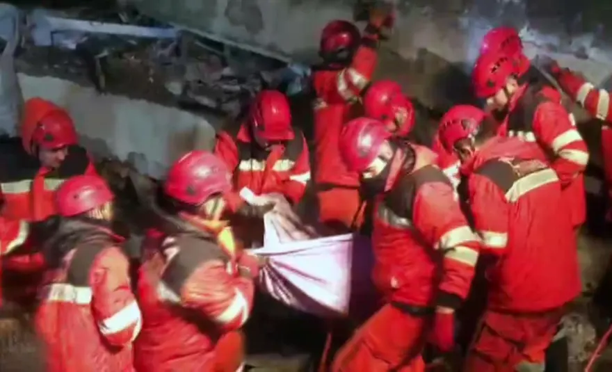 Enkaz altındakiler için zamana karşı yarış 97