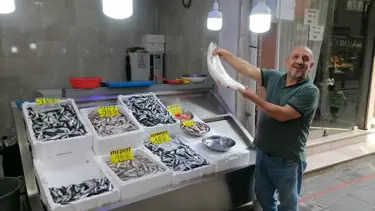 Rize’de sezonun ilk balıkları tezgahtaki yerlerini aldı
