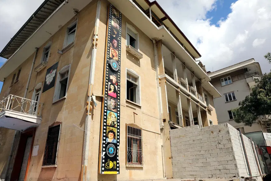 100 yıllık taş binanın kapıları, hırsızlara karşı briket örülerek kapatıldı 4