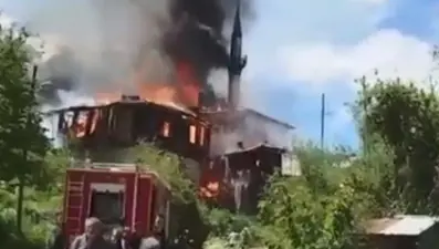 Köyde yangın paniği: Alevler bir anda büyüdü, bir cami ve evler yandı