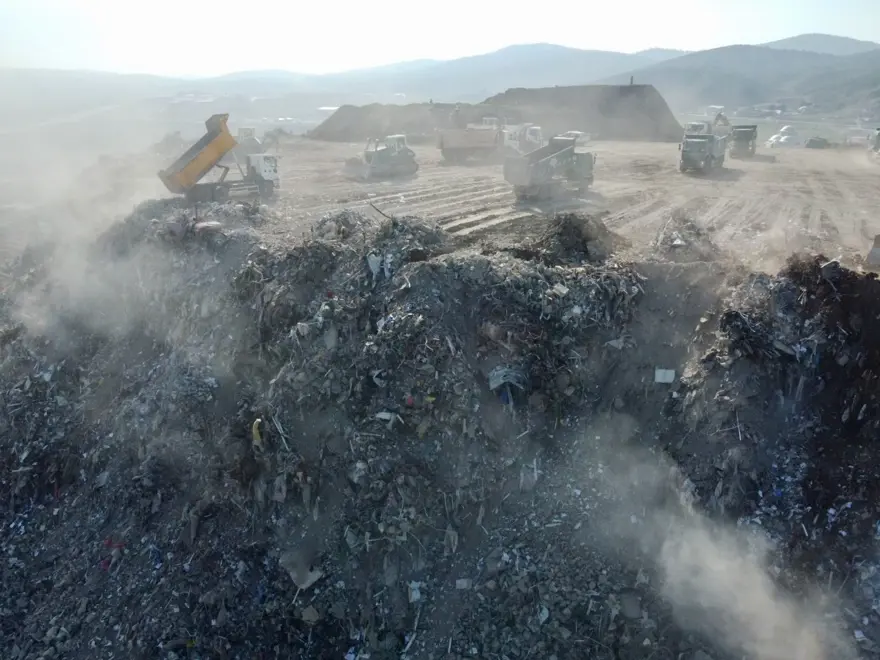 Enkaz birikintisi dağ gibi yükseliyor 2