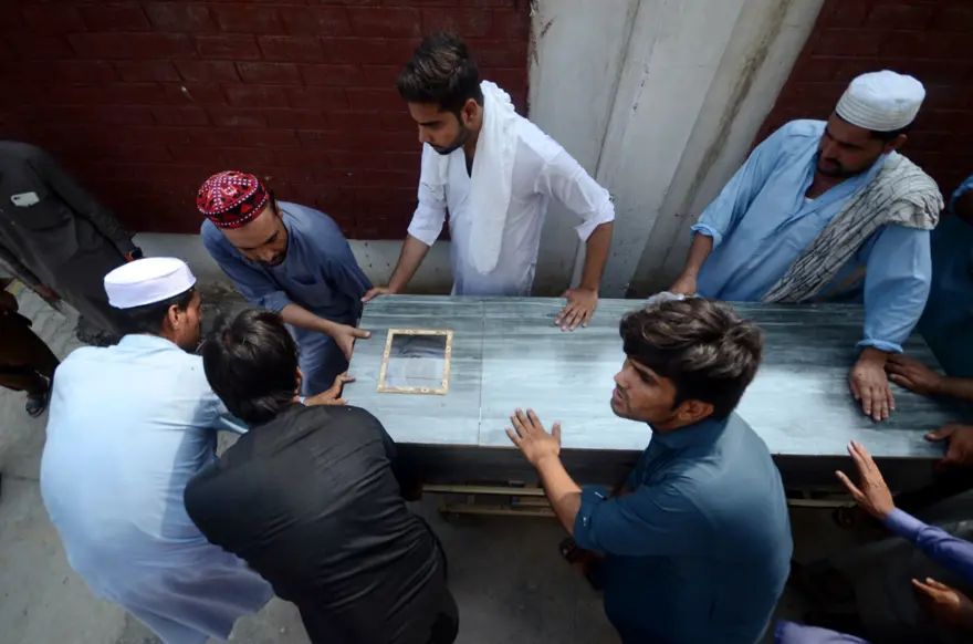 Pakistan'da düzenlenen bombalı saldırıda 3 kişi öldü, 7 kişi yaralandı 2