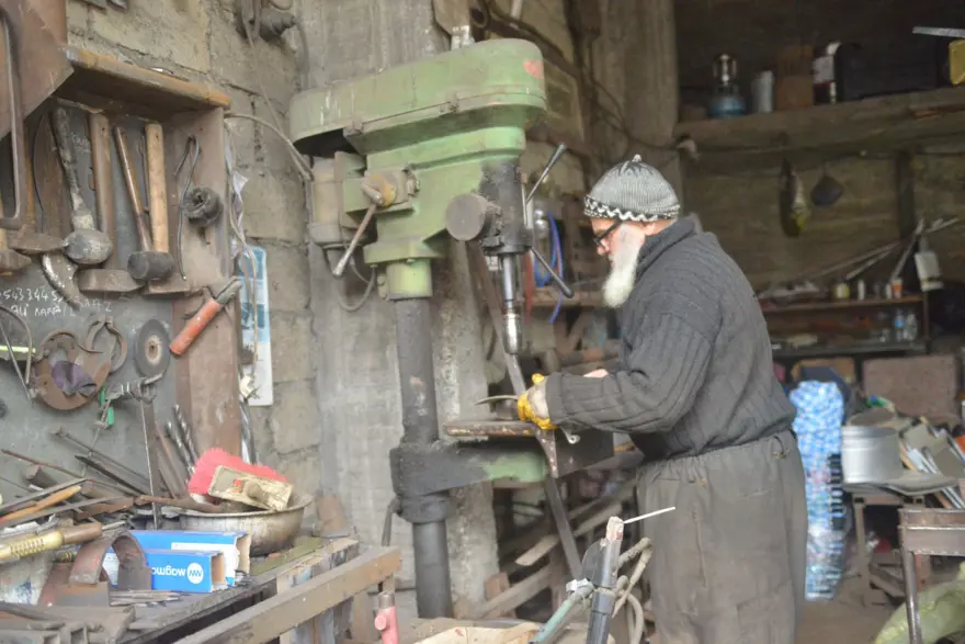 78 yaşındaki soba ustası elinden kitabı düşürmüyor: "İnsan okuyarak insanlığı öğrenir" 4