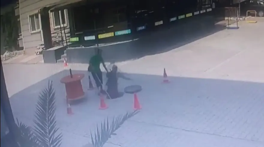 Görme engelli hamile kadın rögara düştü Görme engelli hamile kadın rögara düştü