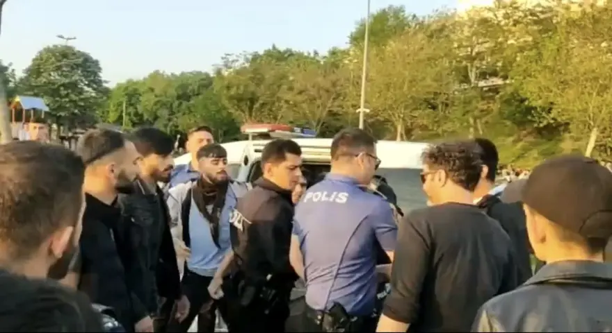 Kadıköy'de polise saldıran 4 kişi gözaltına alındı 1 Kadıköy'de polise saldıran 4 kişi gözaltına alındı 1