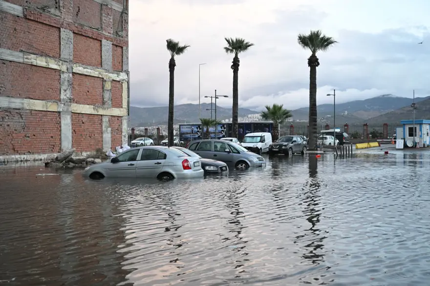 İzmir'i sağanak ve fırtına vurdu: Kıyı şeridi su altında! 31