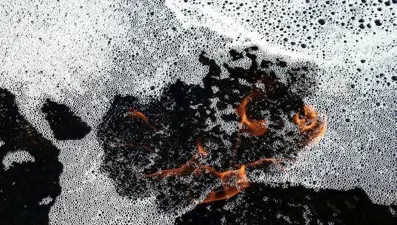 Erzurum'da bir doğa harikası! Suyun üstündeki köpükler alev alıyor