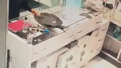 İzmir'de silahlı ve maskeli soygun kamerada: Kuyumcuyu vurup kaçtı