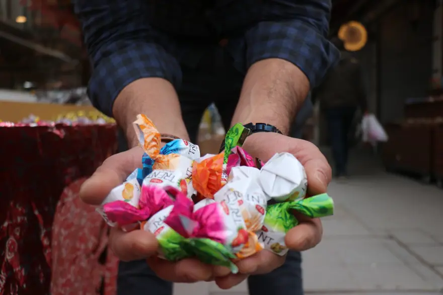 Bayram öncesi tezgahlar renklendi: Çocukları sevindirmenin en uygunu 200 lira 1