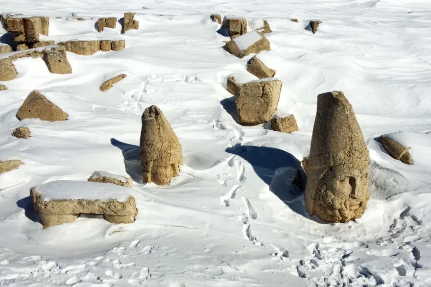 Nemrut Dağı'ndan eşsiz görüntüler: Dev heykeller karlar altında kaldı 25
