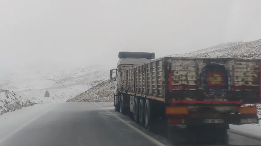 Mevsimin ilk kar yağışı düştü: Ekipler tuzlama yapıyor 2 Mevsimin ilk kar yağışı düştü: Ekipler tuzlama yapıyor 2
