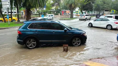 5 dakikalık sağanak yolları göle çevirdi