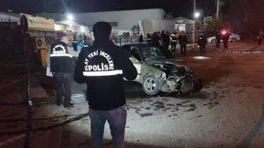 Önündeki aracı geçmeye çalışırken duvara çarptı: 2 kişi yaşamını yitirdi