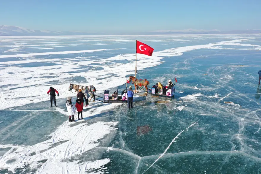 Buzla kaplı Çıldır Gölü'nün cazibesi artıyor 