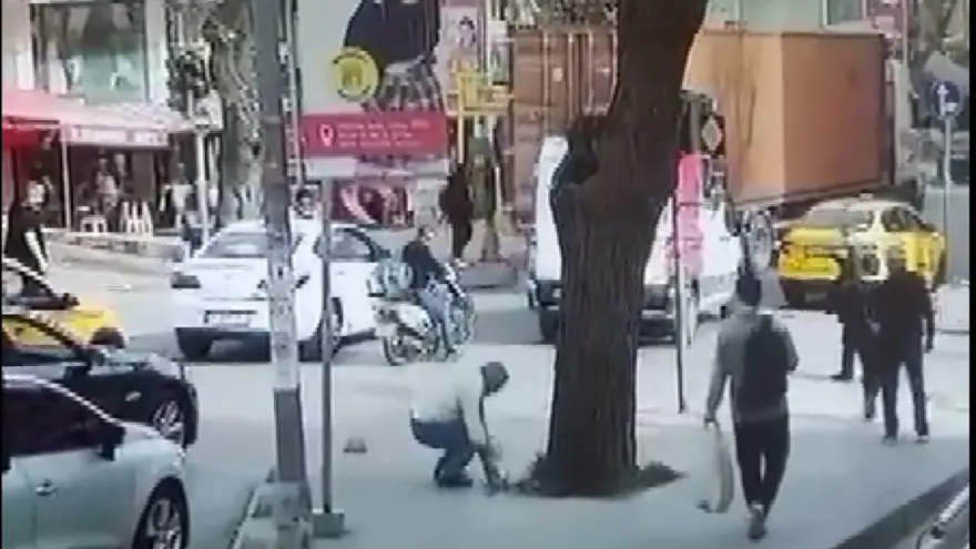 İstanbul’dataksiciden yayaya yumruk 1 İstanbul’dataksiciden yayaya yumruk 1