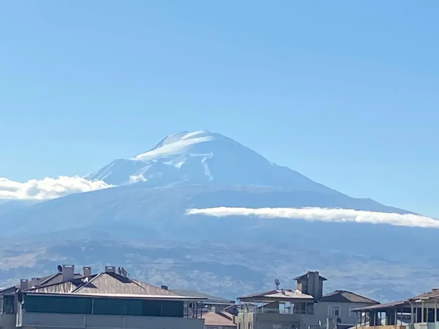 Gece boyunca kar yağdı, Ağrı Dağı'nın zirvesi yeni güne bembeyaz başladı 1 Gece boyunca kar yağdı, Ağrı Dağı'nın zirvesi yeni güne bembeyaz başladı 1