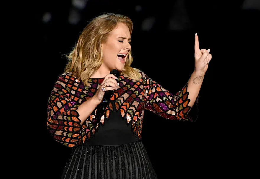 Adele'in babası komşusundan şikayetçi oldu: Kızımın şarkılarını söyleme! 2