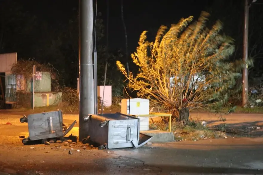 ÇÖP KOVALARI DEVRİLDİ, DÜKKANIN TABELASI KOPTU 19